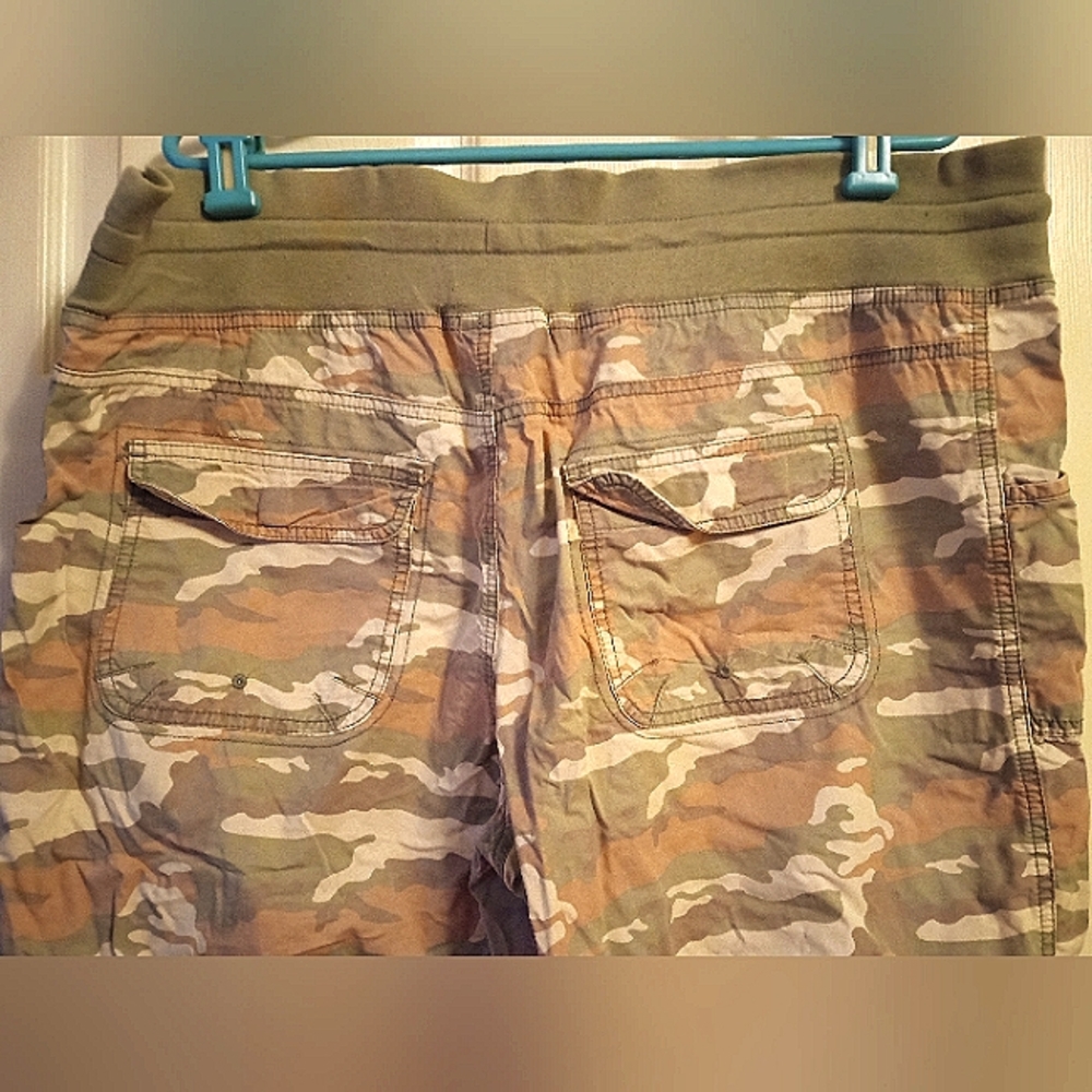 Women's plus size 20 pink/green camouflage capri's